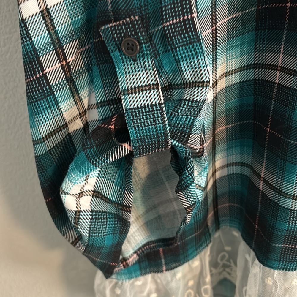 Women’s button up top - Picture 2 of 5